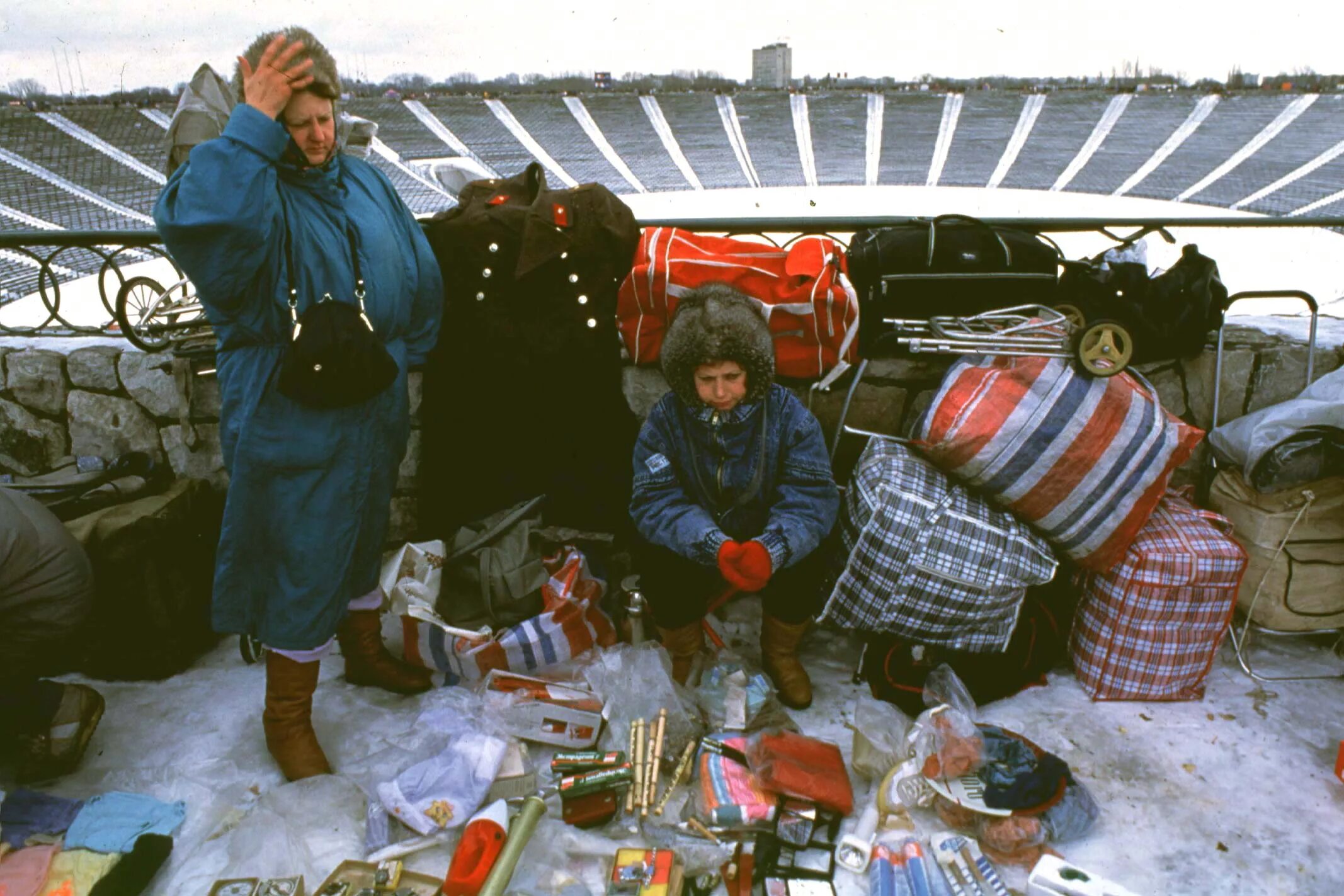 В 90 е годы ситуация. Польша в 90-е годы. польша в 90х. польша 1990-е. 90-е в россии рынки челноки.