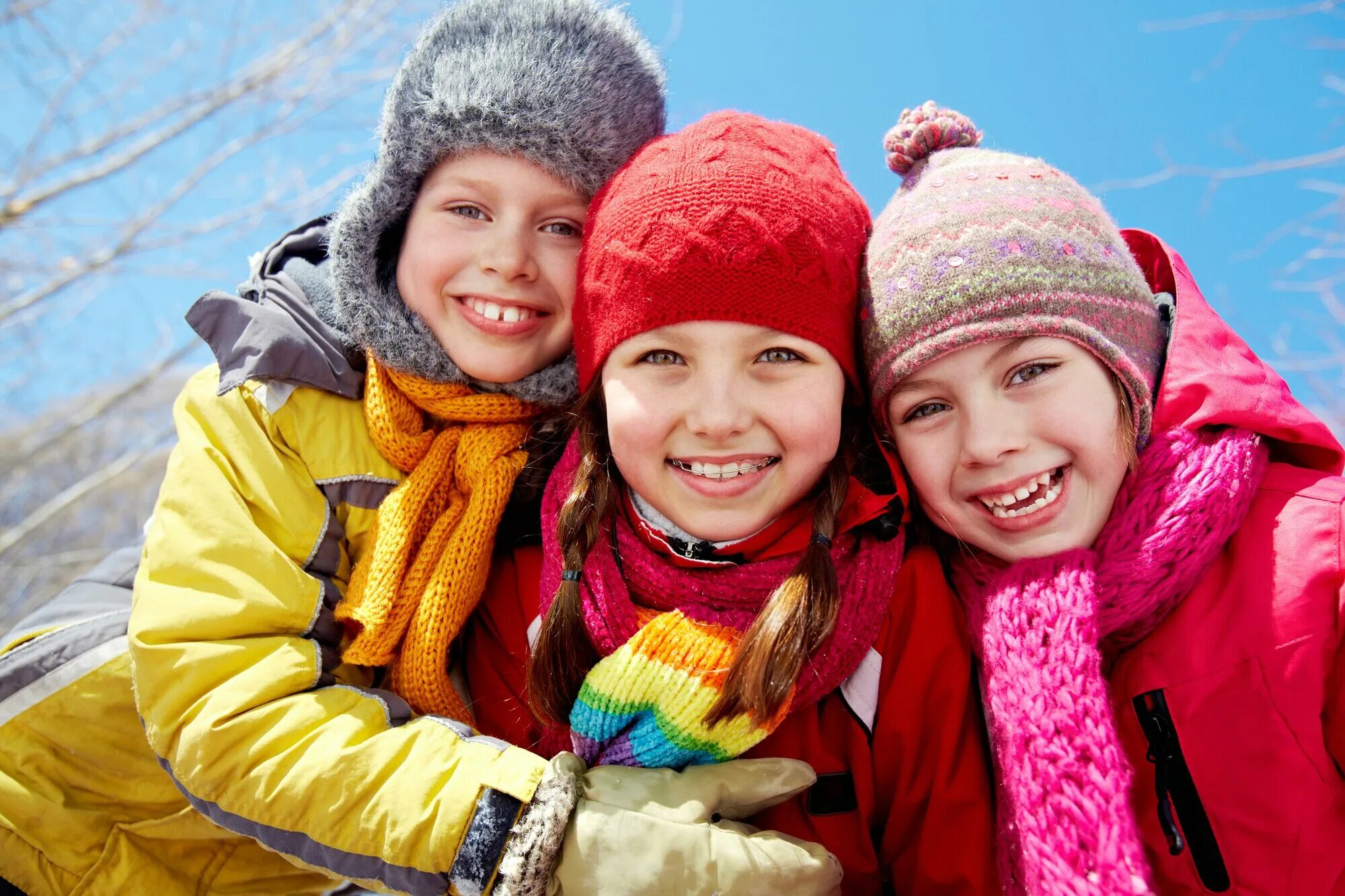 Дети одевались потеплее. Счастливые дети зимой. Зима для детей. Семья зимой. Подростки зимой.