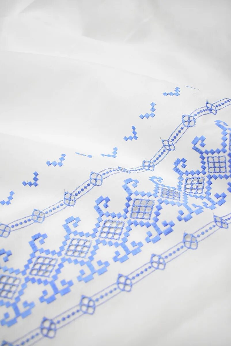 шитье белое на голубом. голубая кайма. цветочные бордюры на прозрачном фоне. белое шитье с каймой. гжель орнаментальная роспись.