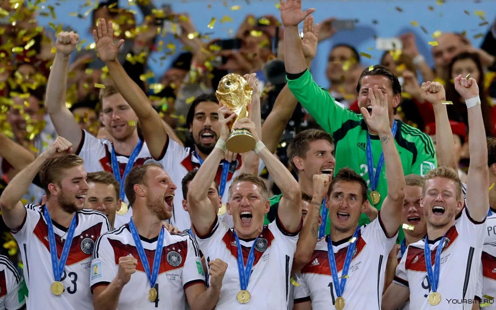 В каком году чемпионат по футболу. Сборная Германии чемпион мира 2014. Сборная Германии победа ЧМ. Чемпионат мира 2014 победа Германии. Сборная Германии по футболу с Кубком мира.
