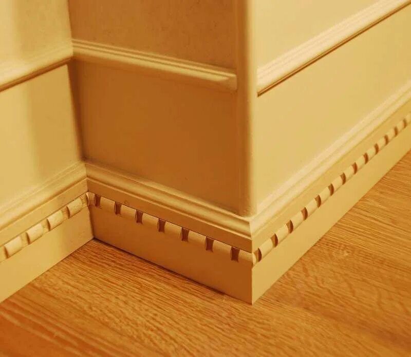 внешний угол стены. декоративный плинтус. декоративные уголки на углы стен. уголок внешний на стену. внешний угол стены.