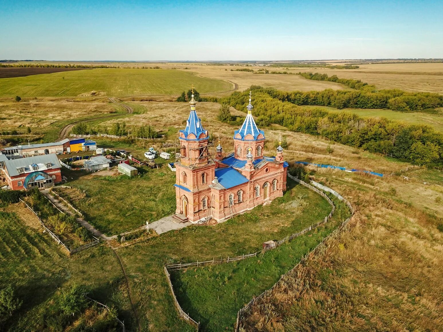 В селе есть церковь. Церковь михаила архангела в елховском районе самарской. елховка самарская область церковь. самарская область, новая хмелёвка, урочище. церковь михаила архангела. село елховка самарская область елховский район.