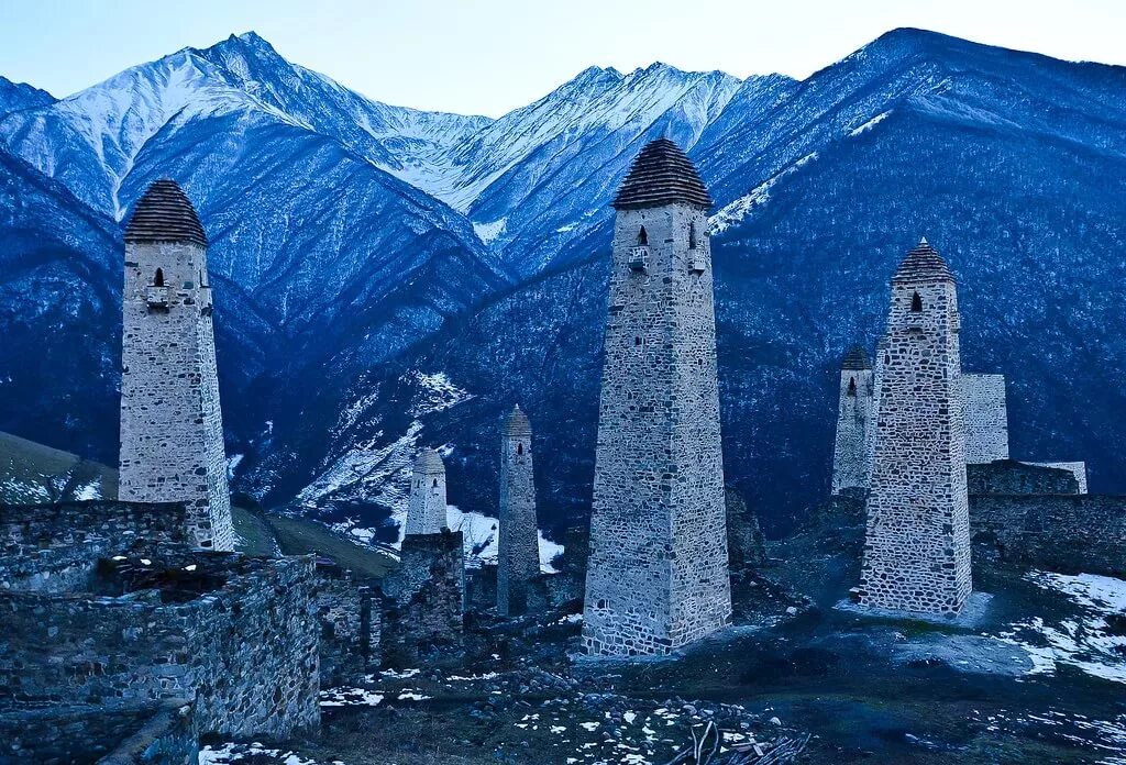 Родовые башни. Башни ингушетии хадзиевы. башни эрзи ингушетия. башни вайнахов ингушетия. башни северного кавказа.