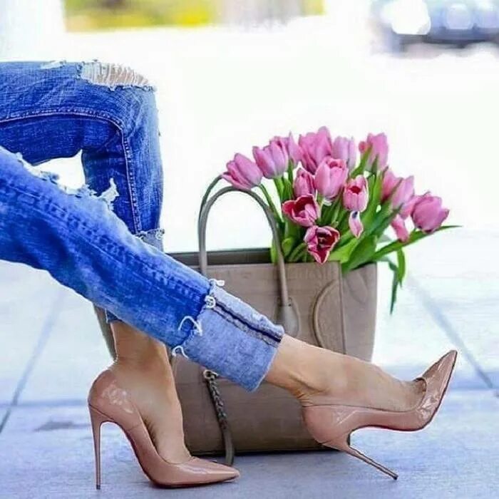 Чтобы каблуки не стучали. Туфли с цветами. Каблуки женские. Цветы в каблуке. Цветы в туфле.