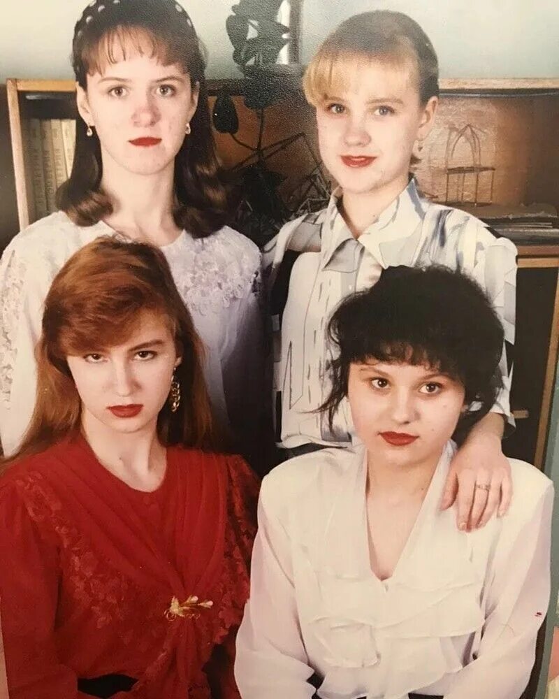 Модницы лихих 90х. 90е 2000е мода. Девушки начала 90 х. 90е стиль ссср. Девочки 90х.