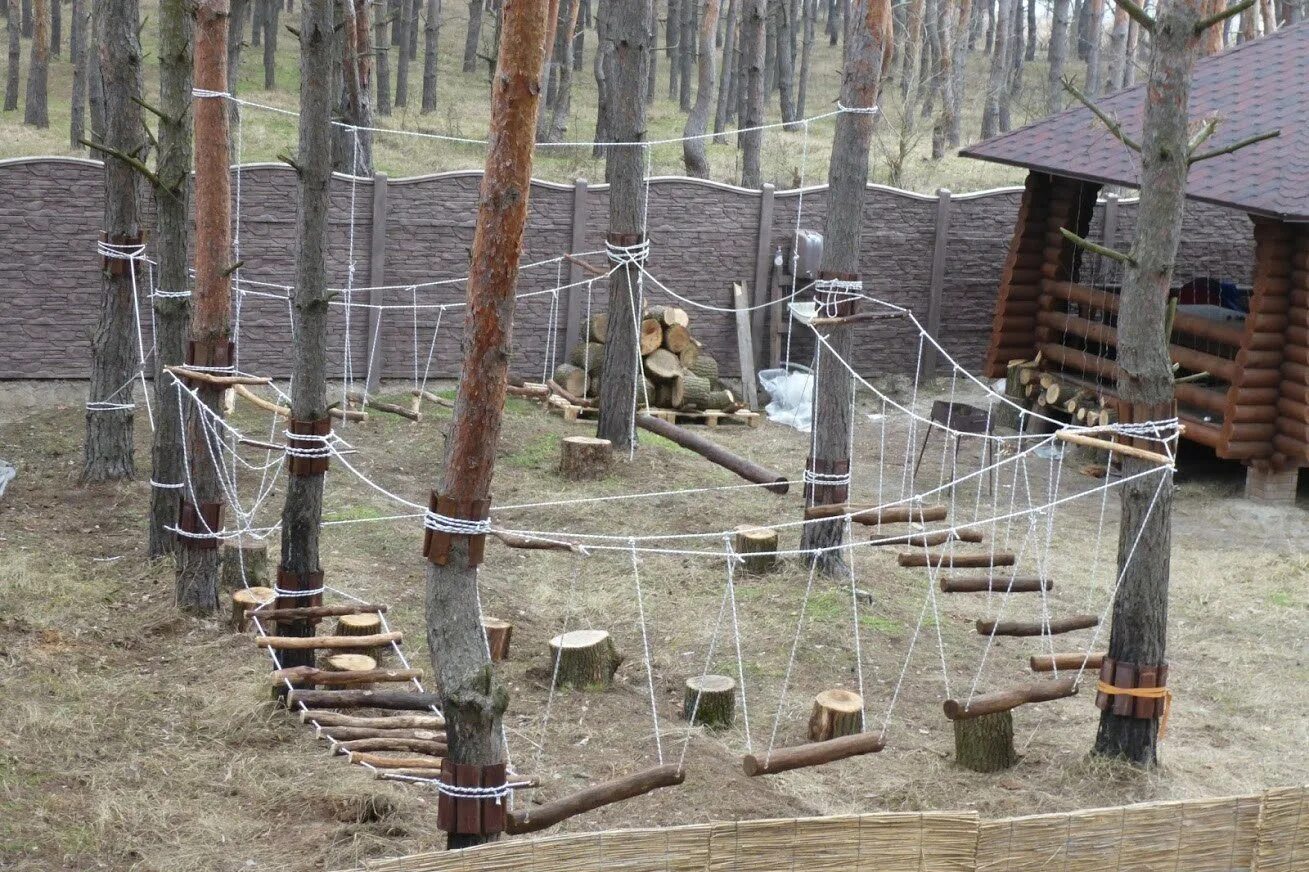 Парк с препятствиями. Веревочный городок полоса препятствий. Веревочный городок для детей. Веревочный городок на даче. Веревочный парк на даче.