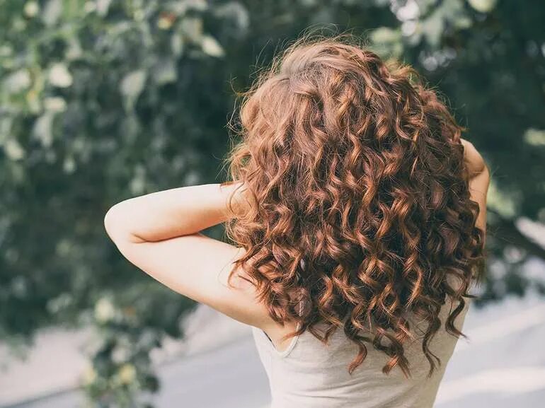 девушка на море волосами кудрявыми. девушка с кудряшками со спины. девушка с кудрявыми волосами на пляже. русые кудрявые волосы. фото кудрявых девушек спиной.