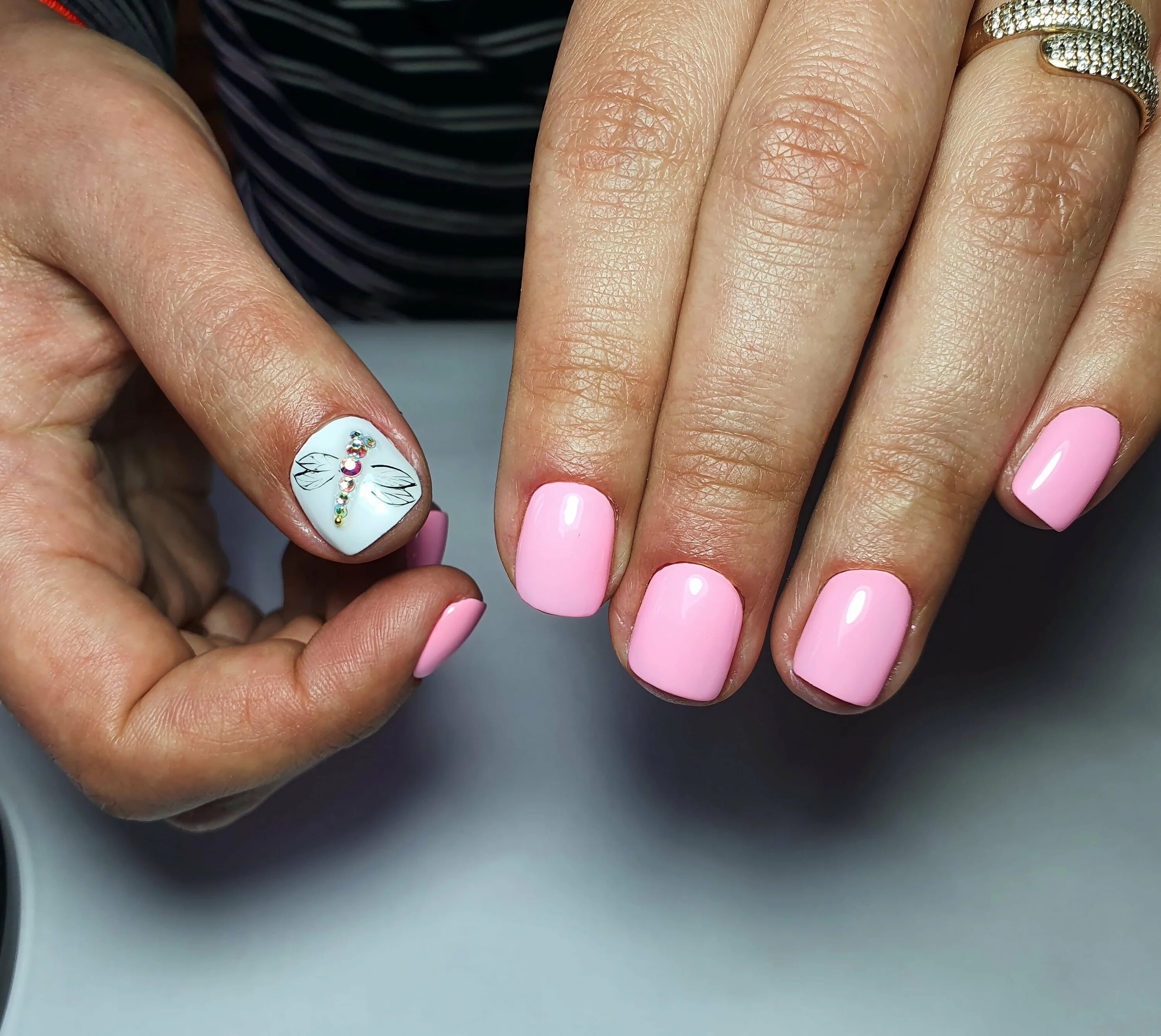 Нежный розовый маникюр на короткие. Пастельноирозовый маникюр. Французский маникюр розовый. Маникюр на короткие квадратные ногти. Розовый маникюр на короткие квадратные.