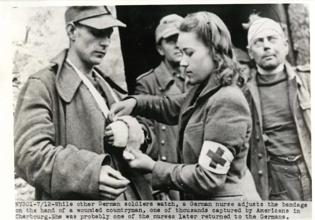 Дети войны. Масалов николай иванович подвиг. Солдат обнимает ребенка. Советский солдат с ребенком. Спасла немца.