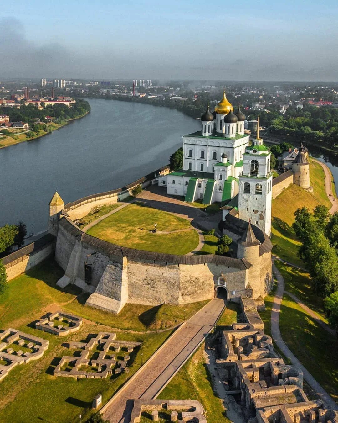 Псковский кром Псков вид сверху. Псковский кром достопримечательности Пскова. Псковская крепость (Псковский Кремль). Псков Кремль сверху. Ssduik pskov