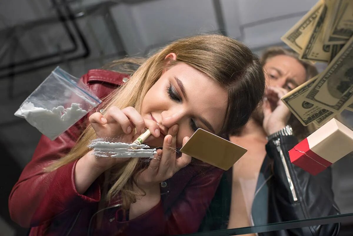 Девочки дают нюхать. Девочки дают нюхать. Девочки дают нюхать. Сниффинг токсикомания. Девочки дают нюхать.