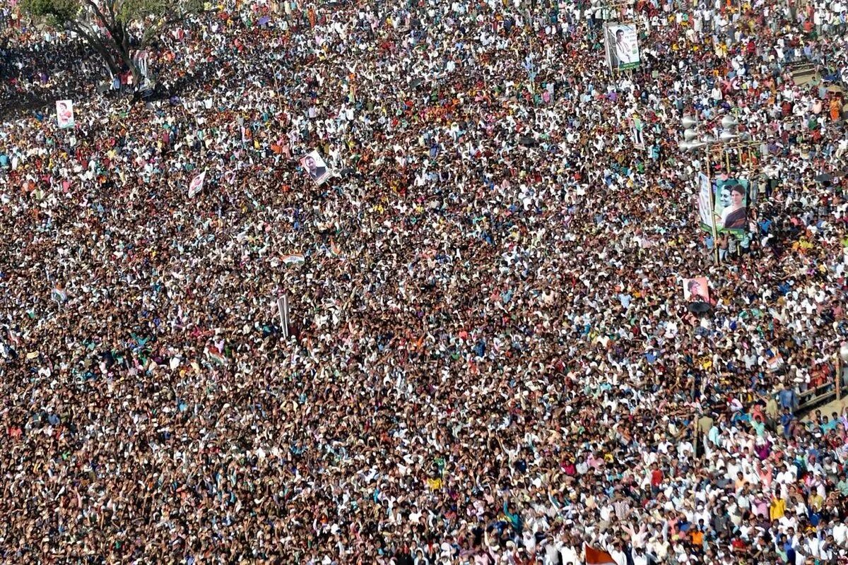 Человек толпы. Китай люди. Который живее многих людей. Человек с поднятой рукой. Который живее многих людей.