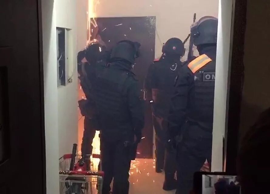 4 поймали дома