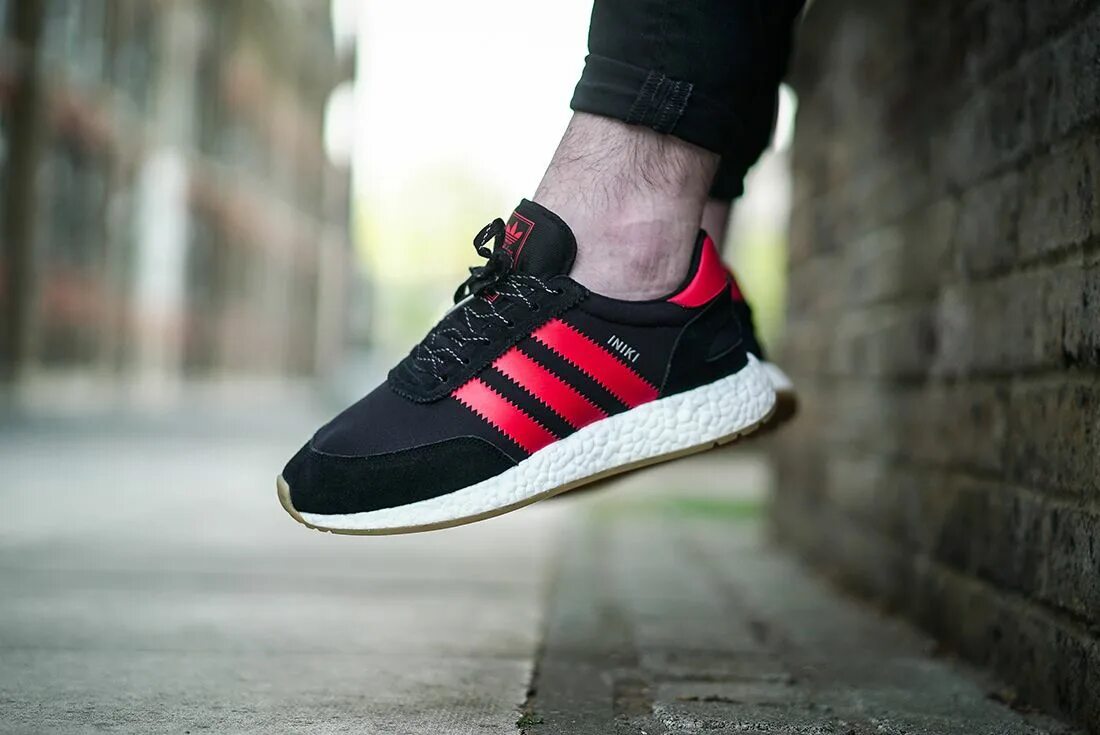 Адидас с розовыми полосками. Adidas Iniki Red. Adidas Iniki Pride. Адидас иники черные. Кроссовки адидас черные Iniki.