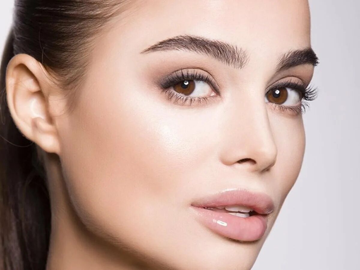 Мода на тонкие брови. Красивый татуаж бровей. Макияж бровей 2023. Тонкие брови. Красивая форма бровей.