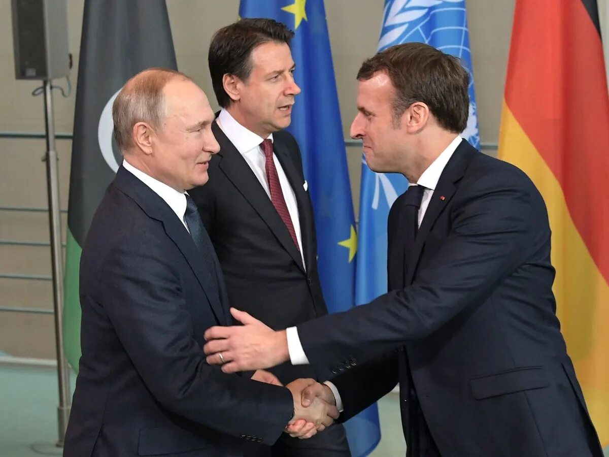 Встреча президента России и Франции. Политики на переговорах. На современной международной арене
