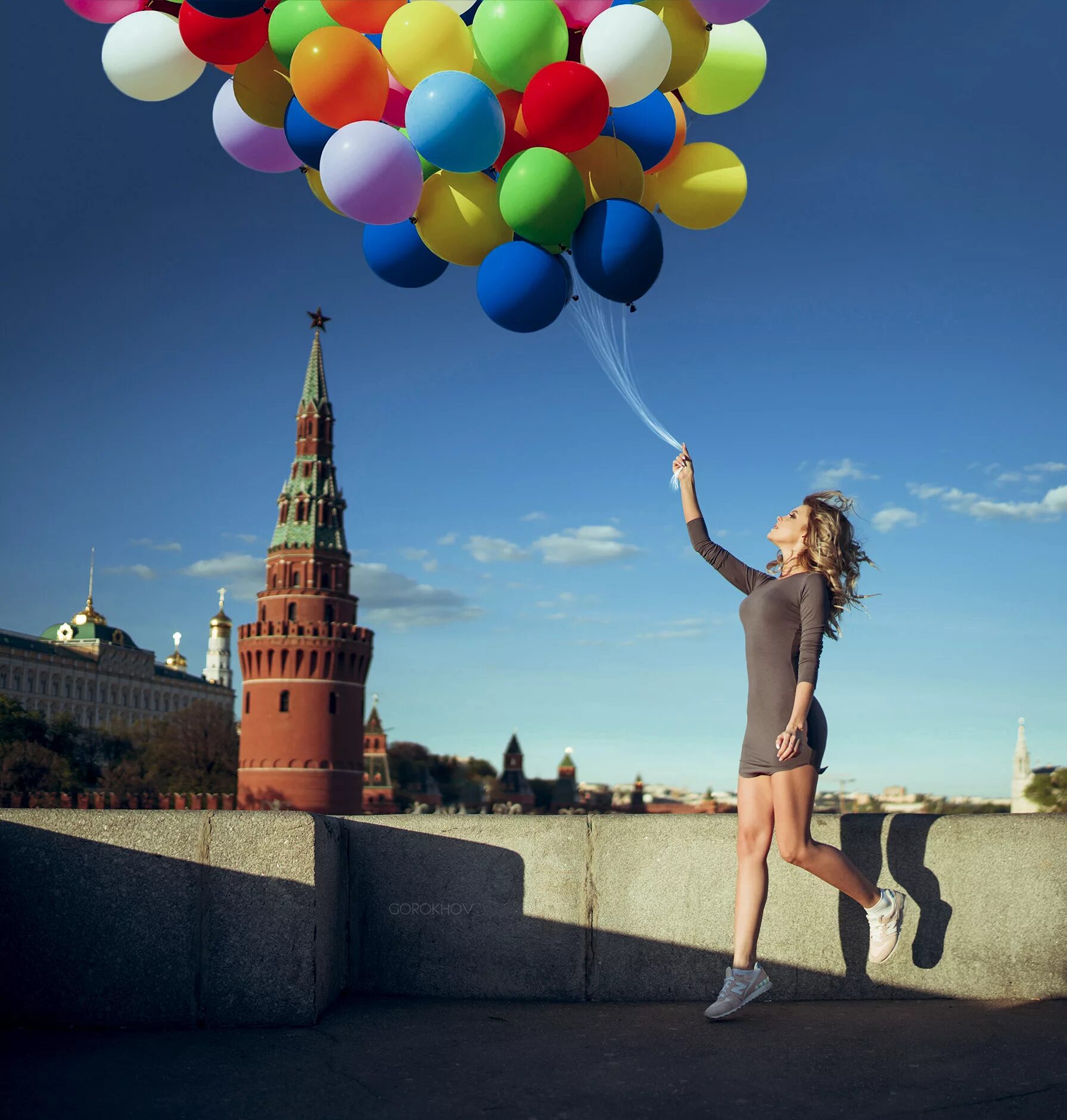 На шаре владивосток. Девушка с шариками. Девушка с воздушными шарами. Модель с воздушными шарами. Портрет с шариками.