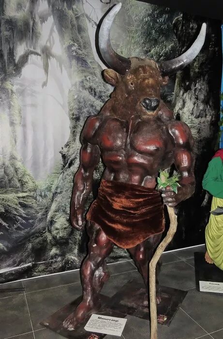 минотавр в реальной жизни. маска минотавра. дэмиен хёрст. минотавр косплей. бык минотавр.