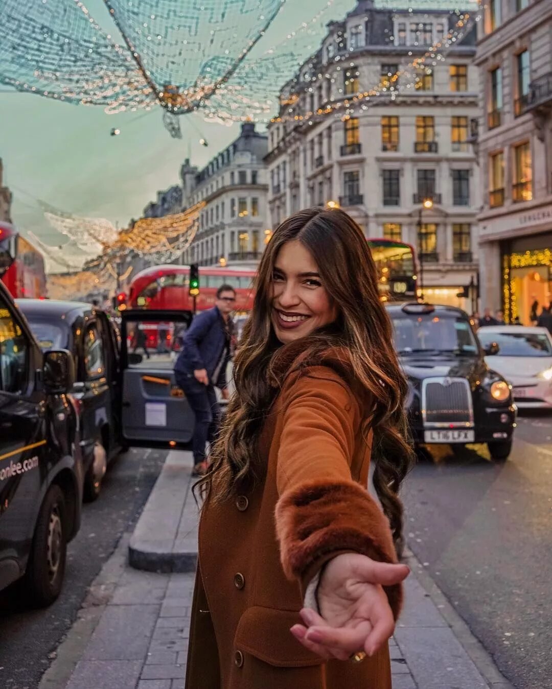 She in london. She in london. Девушка в телефонной будке. Девушка на улице лондона. Лондон + великобритания.
