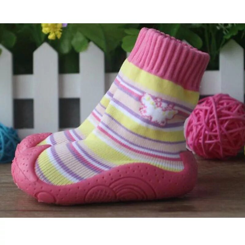 Резиновые носочки. Прорезиненные носочки для детей. Носочки для малышей с резиновой подошвой. Носки с резиновой подошвой для малышей. Носки с резиновой стопой.