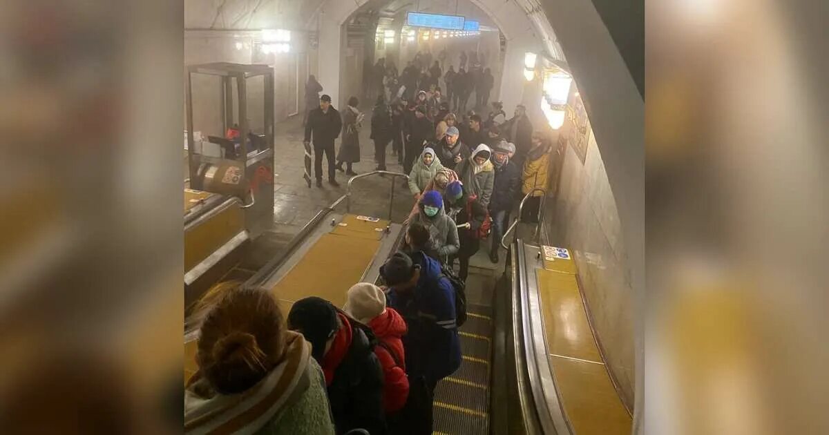 Поезд метро. Сбой в метро. Пожар на станции метро. Авария на серпуховско-тимирязевской линии. Что случилось на станции спортивная сегодня.
