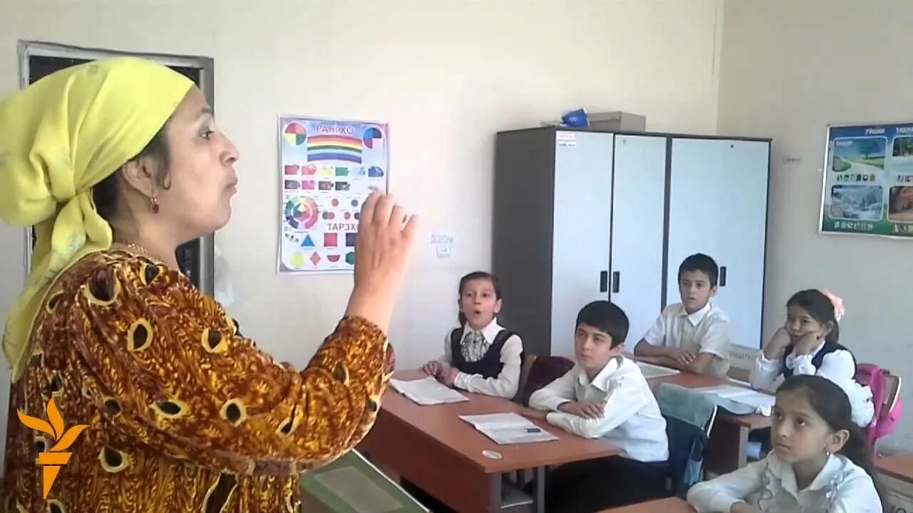 Школа 53 в Таджикистане в Ворухе. Такжикская школа в Таджикистане. Учитель в таджикской школе. Таджички в школе.