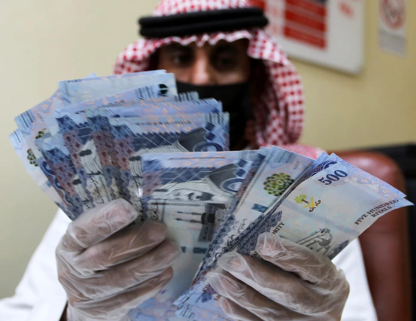 Денежная саудовской аравии. Деньги Саудовской Аравии. Экономика Саудовской Аравии. Араб с деньгами. Доходы Саудовской Аравии.