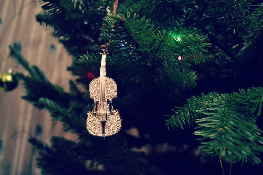Новый год елки слушать. Ёлка музыкальная. Скрипка Рождество. Скрипка новый год. Музыкальные елочные игрушки на елке.
