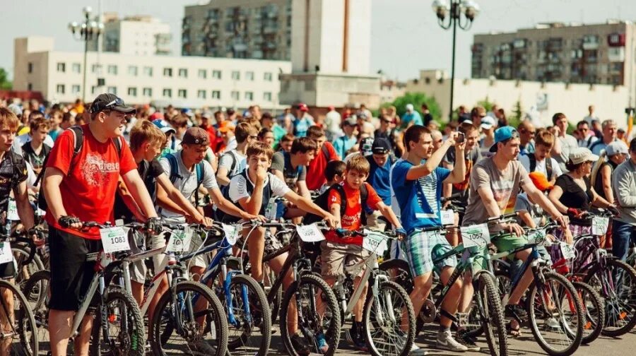 Уфа байк. Велопарад Москва 2016. Колонна велосипедистов в городе. Велопарад 2023. Велопробег фон абстракция.