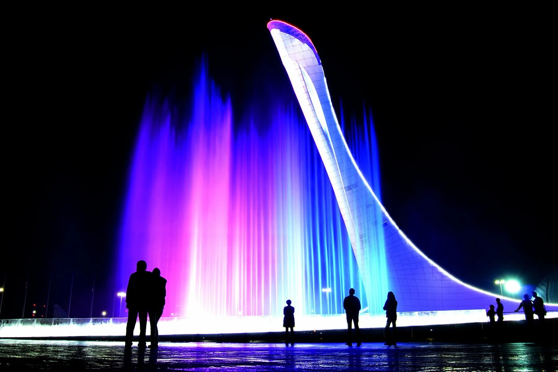 Олимпийский парк в Сочи чаша олимпийского огня. Фонтан Сочи Олимпийский парк. Поющие фонтаны Сочи Олимпийский парк. Вечерний Олимпийский парк Сочи шоу поющих фонтанов. Сочи достопримечательности и развлечения