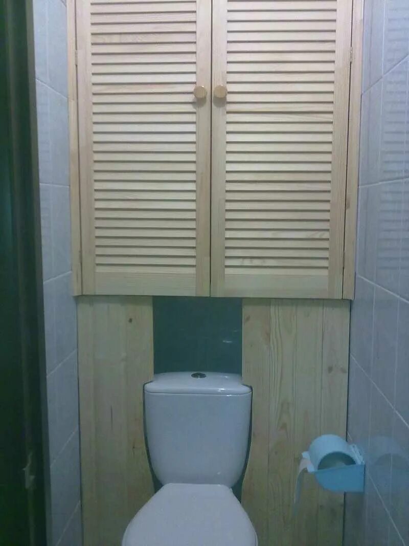 Дверца в туалете купить. Шкаф в туалет. Сантехнический шкаф в туалет. Жалюзийные дверцы в туалете.