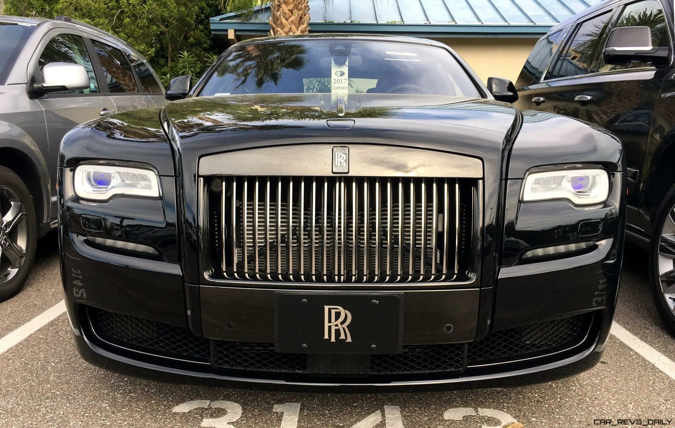 Rolls royce badge. Черный Роллс Ройс. Машина чёрный Роллс Ройс. Машину черный Ройс Ройс. Роллс Ройс черный матовый.