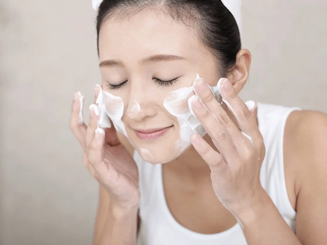 Skin took. Oily skin care routine 2021. крем для лица. детокс кожи. девушка с тюбиком крема.