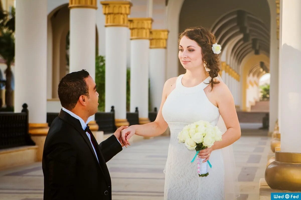 жених алавердян. мужчина дарит украшение. мужчина делает предложение. фотосессия жениха и невесты. фотосессия жениха и невесты.