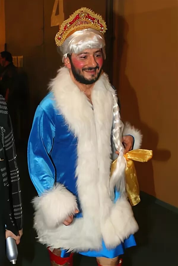 Смешная снегурочка. Креативный костюм деда мороза. Смешной костюм снегурочки. Молодой дед мороз и снегурочка. Смешной наряд снегурочки.