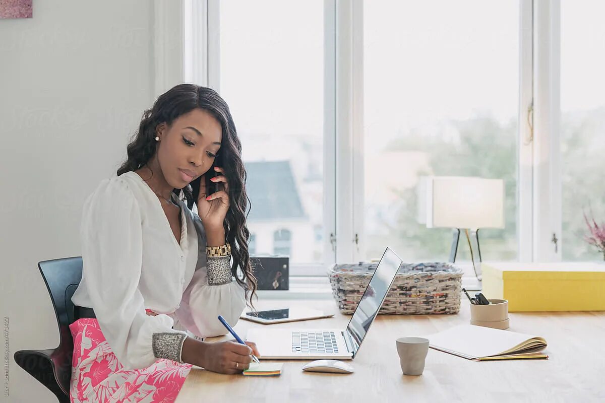 She is used to working. Девушка босс. Black woman Office. Причёски бизнес леди 2023. Офис nothing Phone.