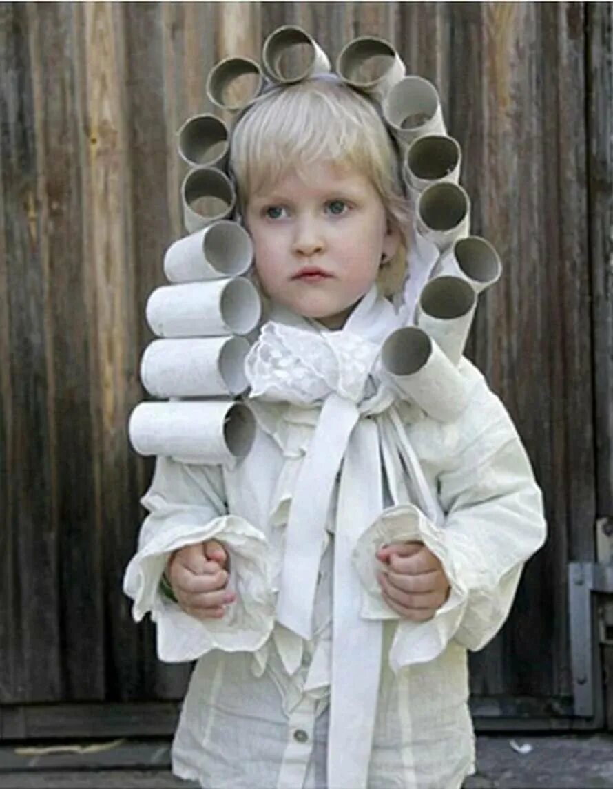 Костюм из подручных материалов. Необычный костюм детский. Костюм для ребенка из подручных материалов. Детский костюм из бросового материала. Смешной наряд в садик