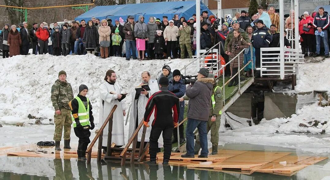 Таганрог январь 2023. Крещенская купель в таганроге. Крещение в таганроге. Крещенские купания ростов. Купание в ростове на крещение.