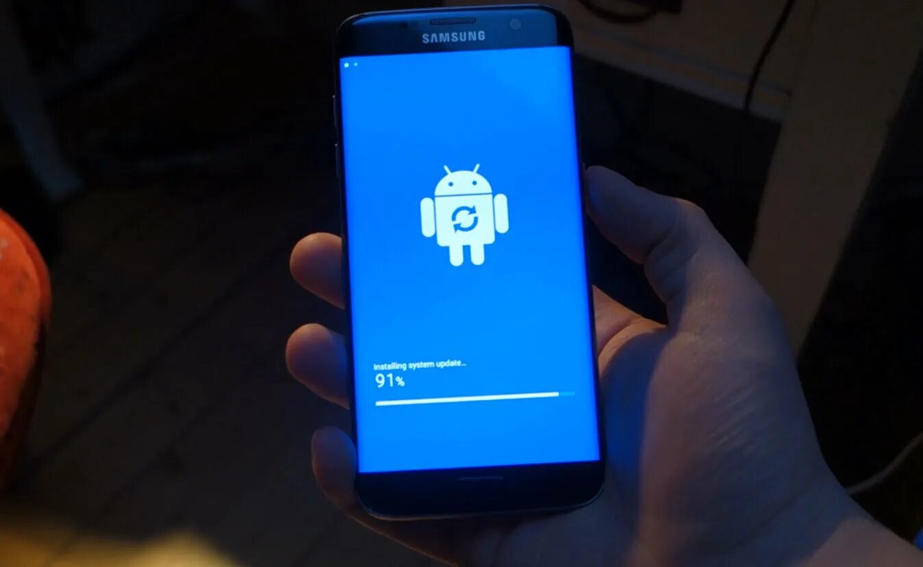 Горит экран телефоне самсунг. Обновление на Samsung Galaxy s 7. Голубой экран на андроиде. Samsung с синим экраном. Синий экран на телефоне Samsung.