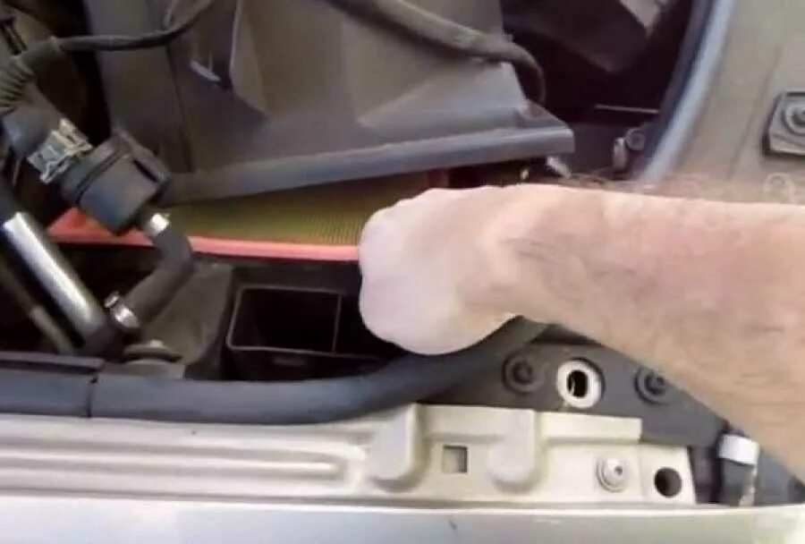 Салонный фильтр ауди а6 1998 года. Замена фильтров ауди а6 с7. Замена фильтров ауди а6 с7. Фильтр салонный audi a6. 4.