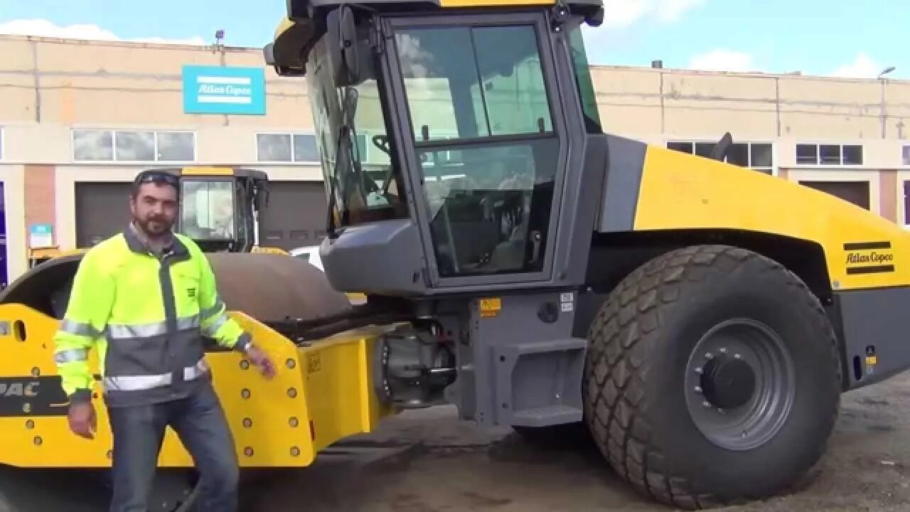 Машинист катка авито. Каток грунтовый атлас Копко. Atlas Copco каток. Грунтовые катки атлас Копко. Атлас Копко каток асфальтовый.