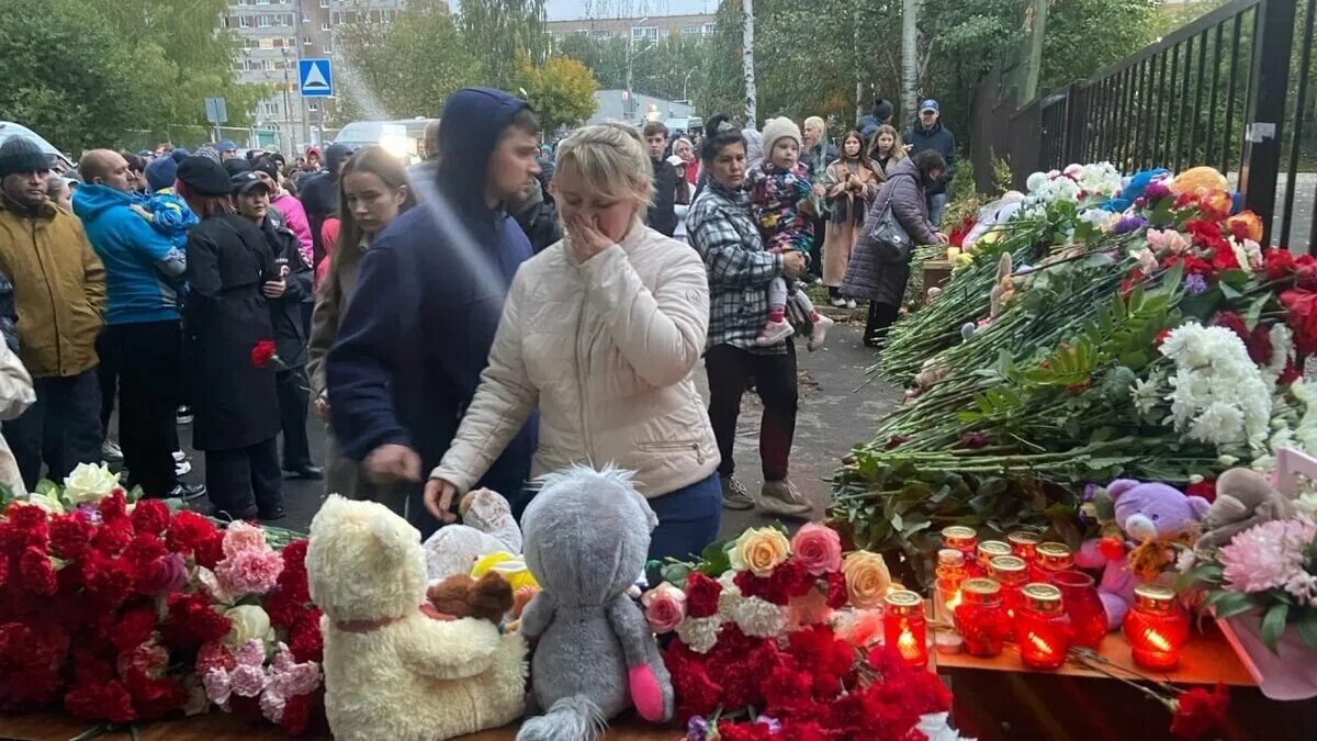 Родители погибших детей в Ижевской школе.