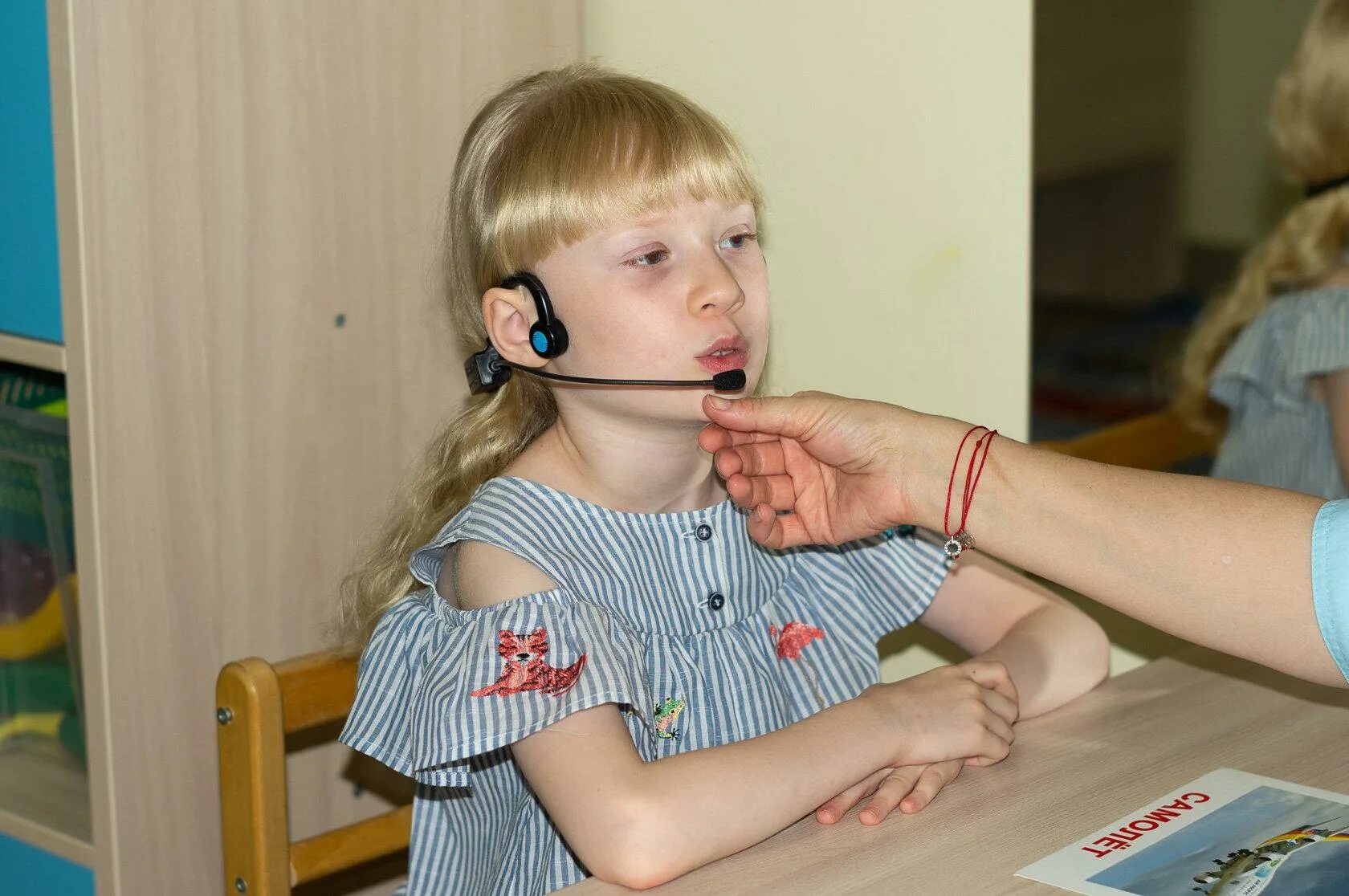 Слабослышащие 2.2. Дети с нарушением слуха.. Занятия с логопедом. Логопед и ребенок. Занятия с логопедом для детей.