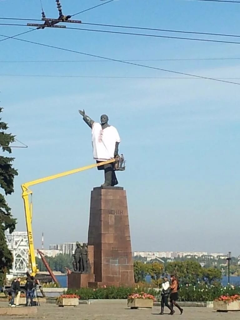 Запорожье площадь ленина снесен. Запорожье ленина. Запорожье ленина. Памятник ленину в запорожье. Памятник ленину в запорожье.