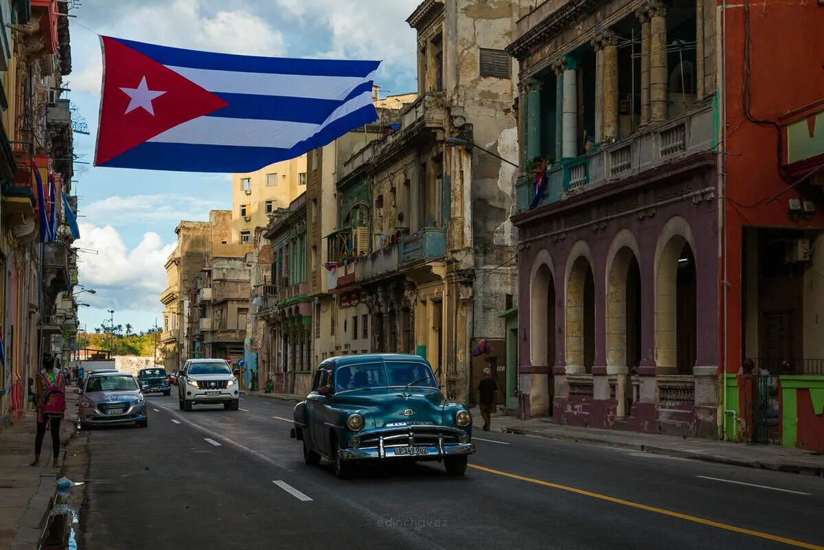 Кубинская гавана. Флаг Кубы в Гаване. Куба город Гавана. Столица Кубы Гавана. Куба Гавана Гавана океан.