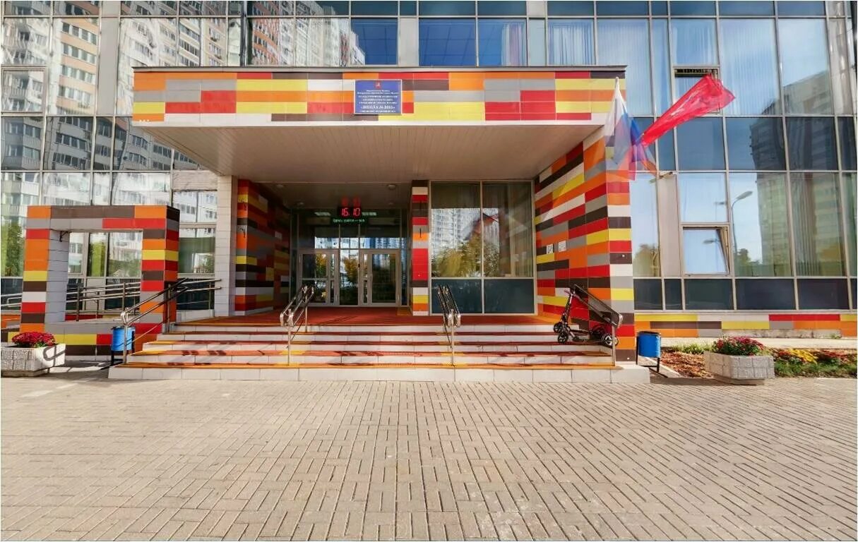 Школа в некрасовке москва. Москва крупные школы. Новая школа дмитровское шоссе 8а. Самая современная школа в москве. Школа в некрасовке москва.