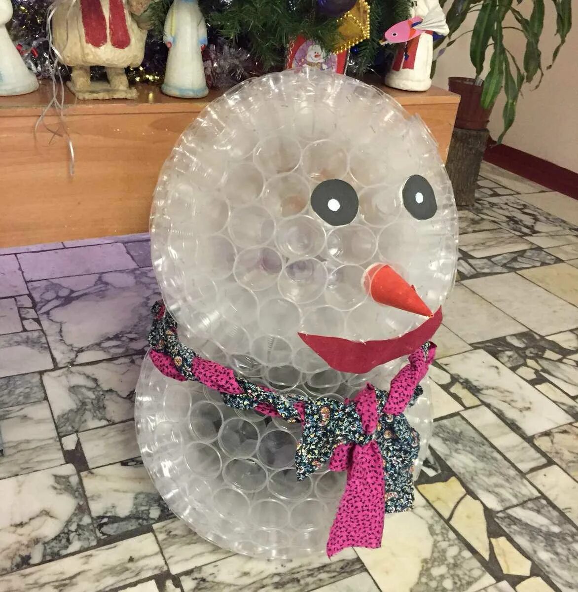 поделка снеговик из стаканчиков одноразовых. снеговик из пластмассовых стаканчиков. поделки из одноразовых стаканчиков. снеговик из прозрачных стаканчиков. снеговик из пластиковых стаканчиков.