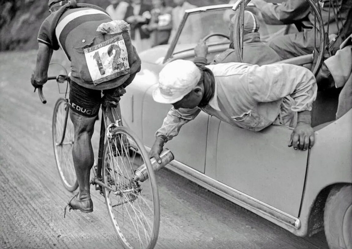 Старый гоняла. Тур де Франс велосипеды. Тур де Франс старые фото. Тур де Франс 1949. Ретро велосипеды тур де Франс.