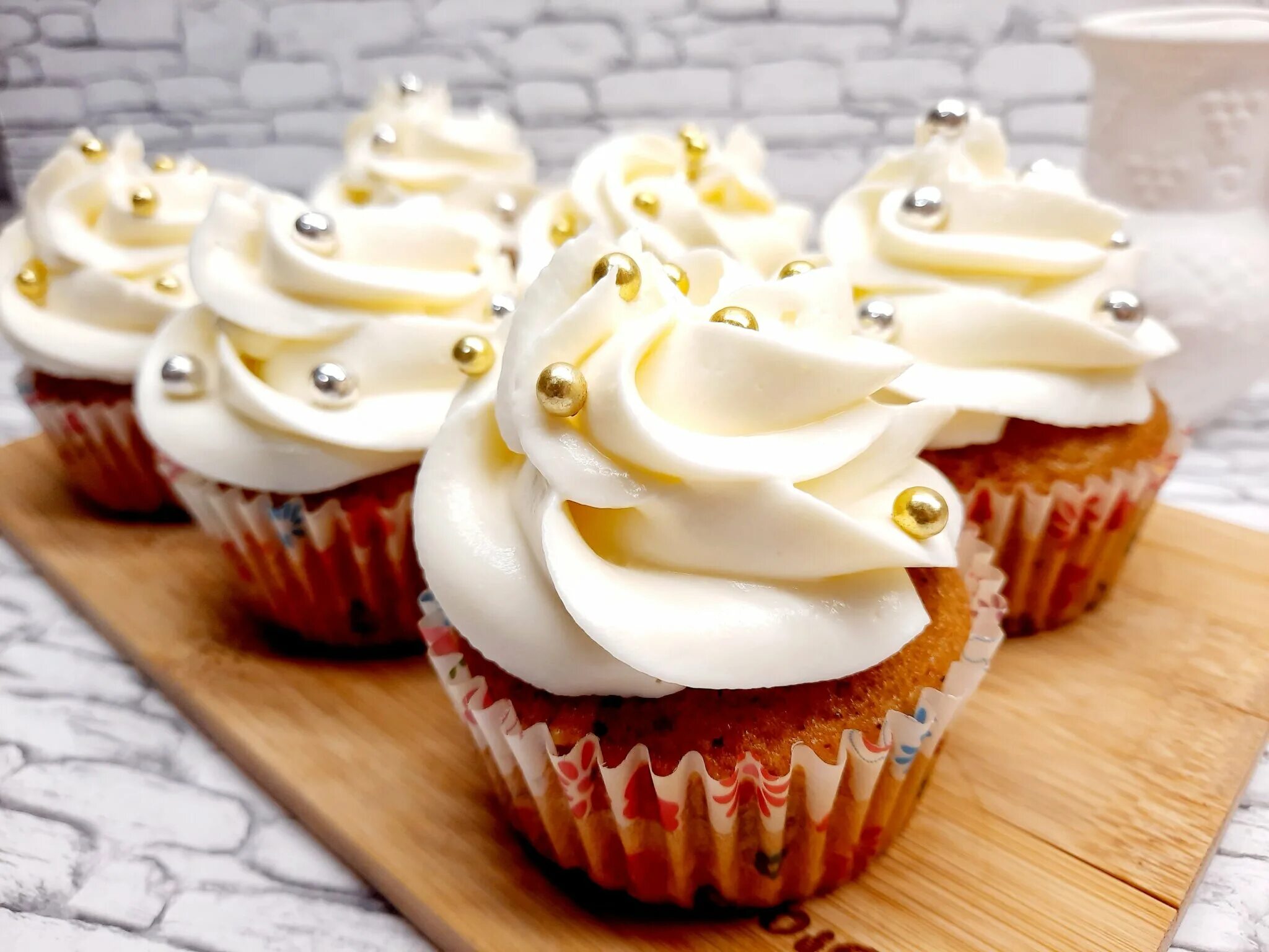 Капкейки. Капкейки с кремом. Пирожные с кремом. Капкейки. Пышные капкейки.