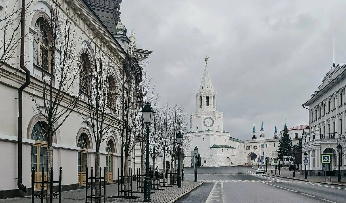 Тюмень ул кремлевская. Улица Кремлевская Казань. Казань улица Кремлевская национальный музей. Улица Кремлевская Казань достопримечательности. Станция Кремлевская Казань.